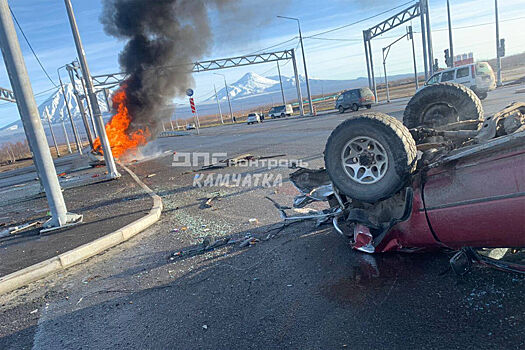 На Камчатке очевидцы ДТП спасли женщину из загоревшейся Toyota