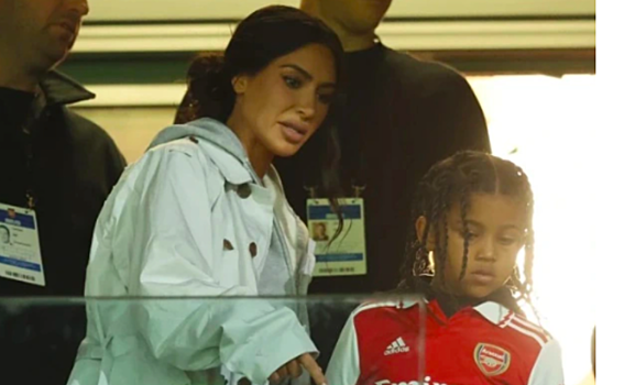 Ким Кардашьян посетила матч «Арсенал» – «Спортинг». Ее сын болеет за лондонцев