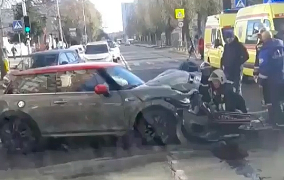 Volkswagen Passat и Mini Cooper столкнулись на улице Зиповской в Краснодаре (видео)