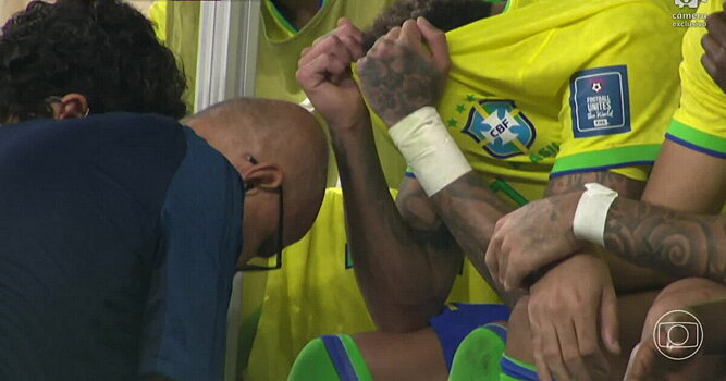У Неймара повреждение правого голеностопа после подката защитника Сербии. Бразилец плакал