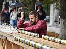 Мировой рекорд побит. 93 банки менее чем за минуту разбил локтем вологжанин Михаил Суриков