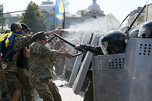 Порошенко обвинили в неспособности контролировать ситуацию в Киеве