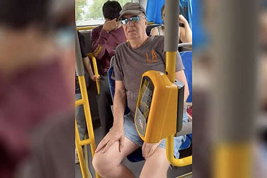 В Казахстане американец обматерил беременную женщину в автобусе за просьбу подвинуться