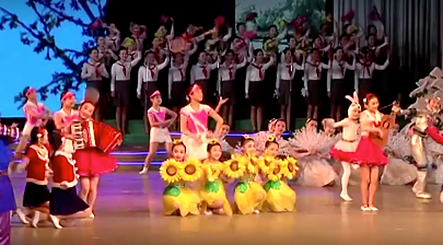 В Пхеньяне главным новогодним событием стал концерт пионеров и школьников