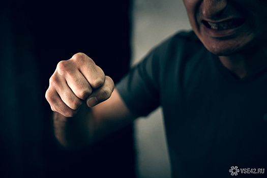 Полуголый москвич вступил в бой с припаркованными во дворе дома автомобилями