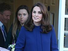 Беременная Миддлтон на шпильках застряла в решетке