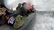 Спецназ России и Японии освободили судно от «пиратов»: кадры маневров