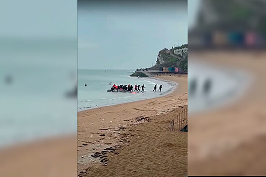 Мигранты отпраздновали высадку на пляж на глазах загорающих