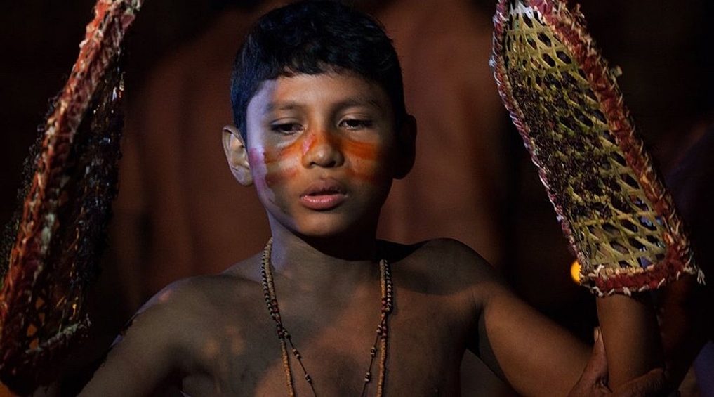Муравьиные варежки. В амазонском племени Сатер-Мау принято проводить такой обряд посвящения. Мальчики собирают специальными перчатками муравьев, укус которых сравним с пулевым ранением. Насекомых усыпляют, а после пробуждения дают им искусать мальчиков. Только после этого мальчик становится мужчиной.