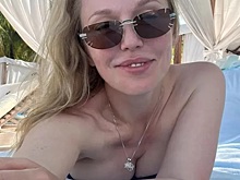 44-летняя экс-солистка «ВИА Гры» Джанабаева показала свою фигуру на пляже в Испании