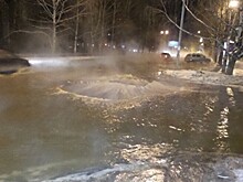 Улица Бардина в Екатеринбурге ушла под воду из-за коммунальной аварии