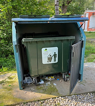 Вандалы оставили мусорные контейнеры без дверей