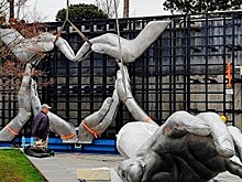 Ладони формируют сердце: новый арт-объект устанавливают в парке «Краснодар»