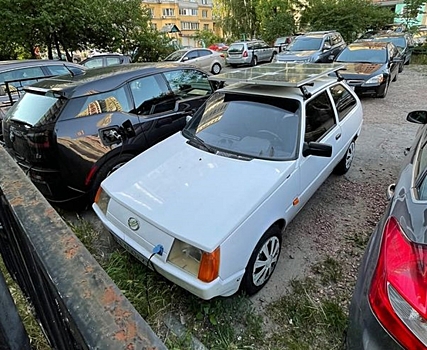 В Киеве сфотографировали электрическую «Таврию» с солнечными батареями