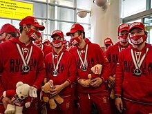 Хоккейная сборная России вернулась с ЮЧМ, её встречали с флагом и мишками. Фото