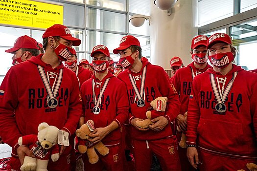 Хоккейная сборная России вернулась с ЮЧМ, её встречали с флагом и мишками. Фото
