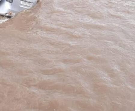 «Такие машины загубили»: под мостом около бухты Стеклянной смыло рекой две иномарки