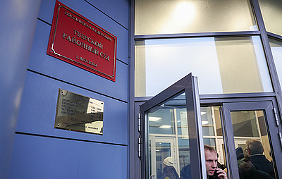 Разбившего мемориальную табличку Анны Политковской оштрафовали