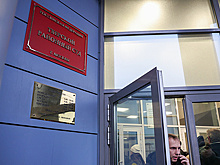 Разбившего мемориальную табличку Анны Политковской оштрафовали