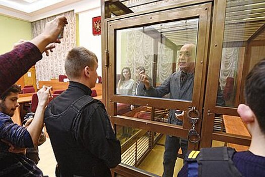 Прокурор потребовал выселить из конфискованного дома семью чиновника Шестуна