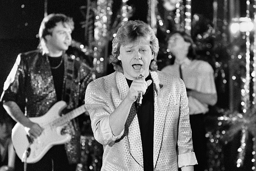 Москва. Эстрадный певец Юрий Антонов принимает участие в съемках телевизионной передачи «Новогодняя ночь» в Москве, 1986 год