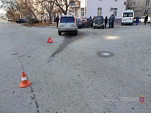 На юге Волгограда автоледи сбила пешехода и врезалась в две машины