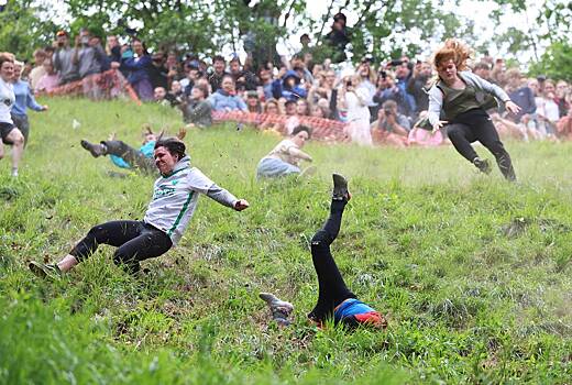 Десятки людей в очередной раз скатились за сыром с холма