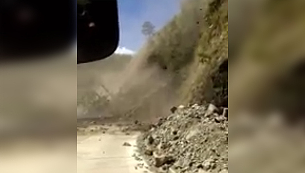 Пассажир снял на видео спасение автобуса от оползня