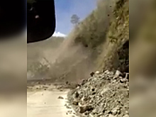 Пассажир снял на видео спасение автобуса от оползня