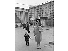 Советское фото женщины с ребенком у метро натолкнуло москвичей на размышления