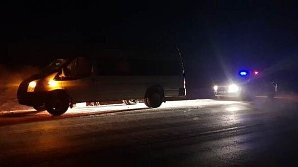Сотрудники ГИБДД спасли замерзающих пассажиров автобуса, который сломался на Тюменском тракте в Свердловской области