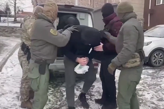 Пассажир кроссовера расстрелял из пистолета седан с девушками в Иркутске