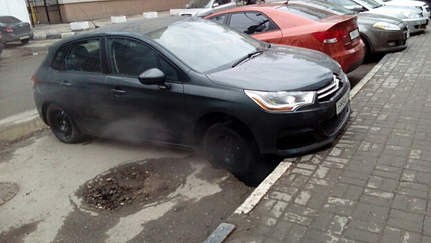 В Саратове автомобиль провалился под асфальт