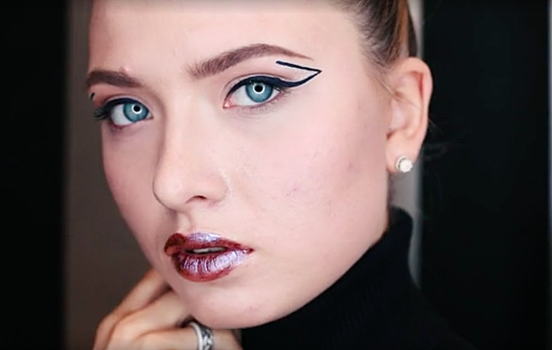 Цветные стрелки и «глиттерные» губы: как повторить трендовый макияж с подиумов