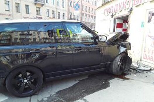 В центре Петербурга иномарка врезалась в «Шаверму»
