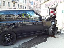 В центре Петербурга иномарка врезалась в «Шаверму»