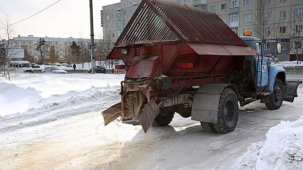 Салехардские дороги начали обрабатывать противоскользящим материалом