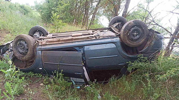 Под Калининском пожилой водитель на «Логане» вылетел в кювет