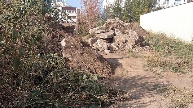 Саратовец: Мусор после ремонта дороги на Исаева рабочие сваливают к детской площадке