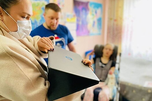 Ямальские депутаты подарили «особенной» девочке устройство для общения