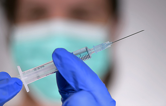 Привитый от COVID-19 вторым в мире человек скончался