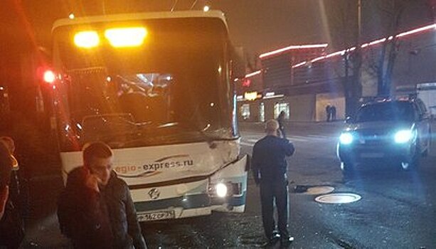 В Калининграде столкнулись автобус и маршрутка, есть пострадавшие