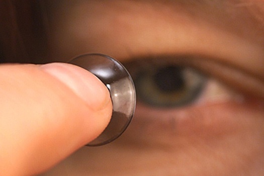 Микрофлора глаз носящих контактные линзы людей удивила ученых