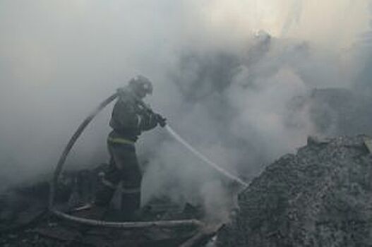 Полностью сгорел на глазах хозяев двухэтажный строящийся дом в Новосибирске