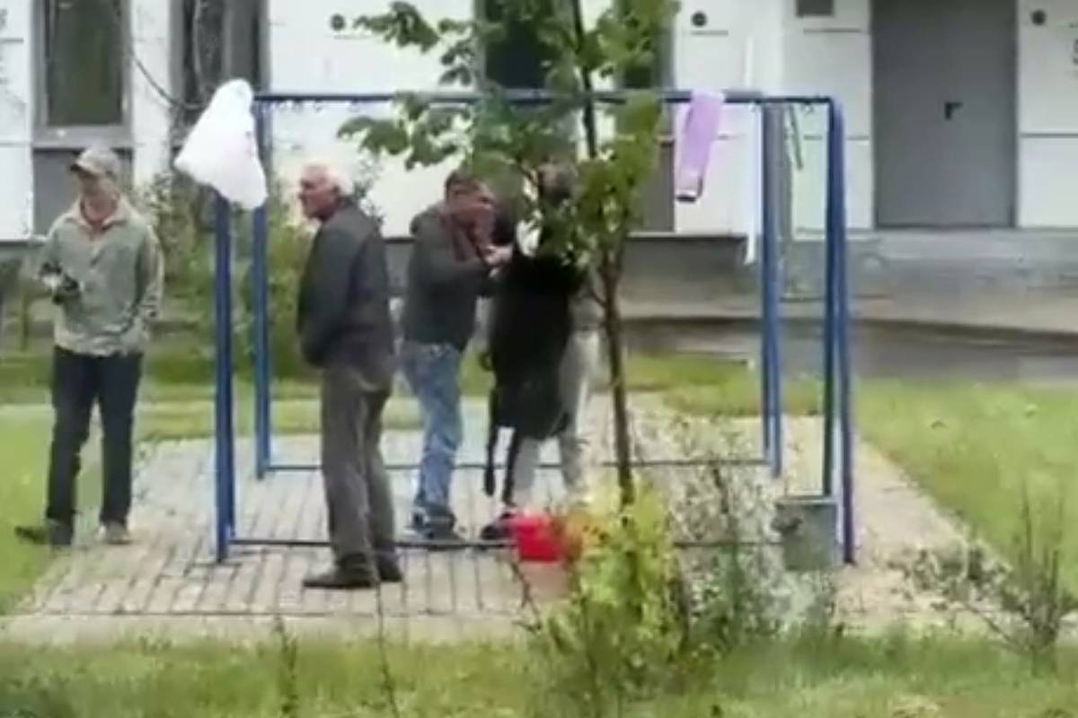 Забивший барана во дворе ЖК в Москве мигрант обратился к снявшей это на видео женщине