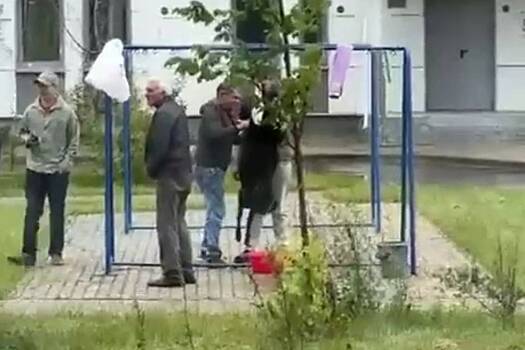 Забивший барана во дворе ЖК в Москве мигрант обратился к снявшей это на видео женщине