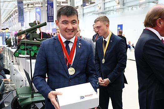 Гран-при конкурса изобретателей вручили создателю робота двойного назначения