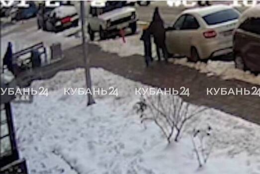 В российском городе сосулька едва не пробила детскую коляску