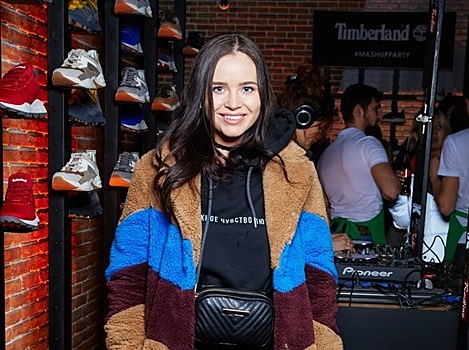 Полина Гренц пришла на вечеринку Timberland в разноцветной шубе, а Таисия Вилкова — в монохромном худи и с ярким мейком