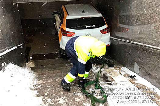 Пьяный водитель автомобиля каршеринга съехал в подземный переход в Москве